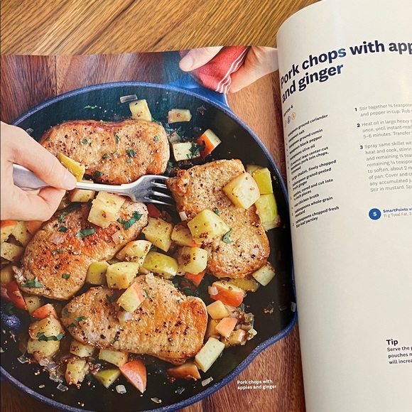 WW Year-Round Fresh Cookbook Weight Watchers Soft Cover 150 Recipes 2018 - Picture 4 of 6